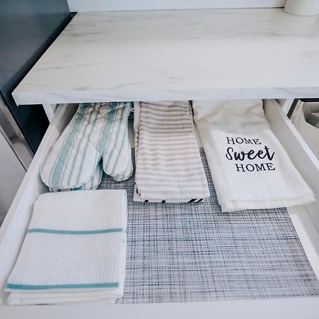 Modern & Cozy Stand-Alone Apartment - Perfect Stay ペインティド・ポスト エクステリア 写真