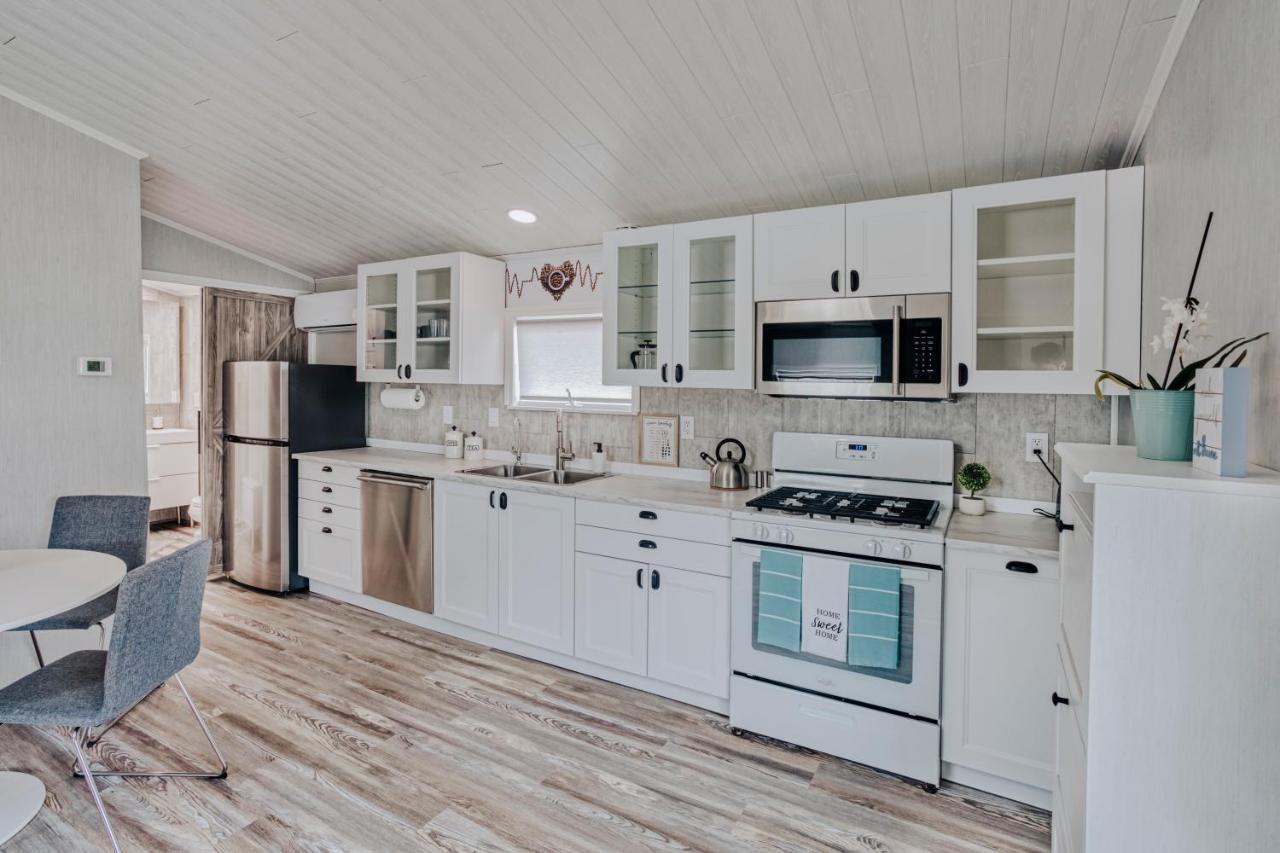 Modern & Cozy Stand-Alone Apartment - Perfect Stay ペインティド・ポスト エクステリア 写真