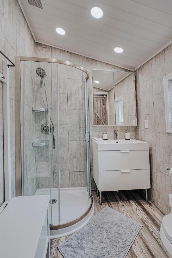 Modern & Cozy Stand-Alone Apartment - Perfect Stay ペインティド・ポスト エクステリア 写真