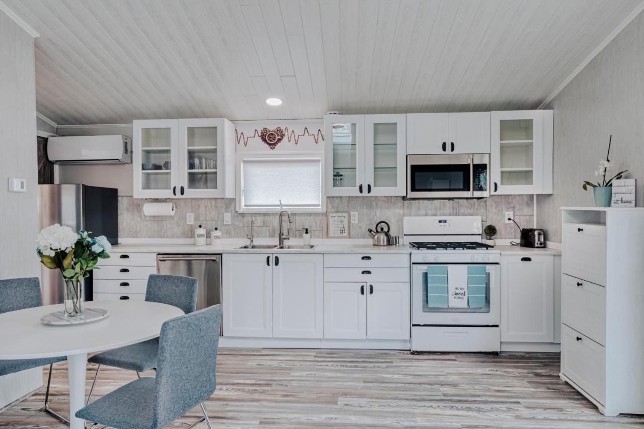 Modern & Cozy Stand-Alone Apartment - Perfect Stay ペインティド・ポスト エクステリア 写真