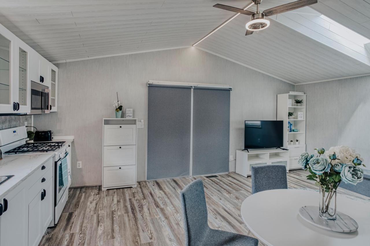 Modern & Cozy Stand-Alone Apartment - Perfect Stay ペインティド・ポスト エクステリア 写真