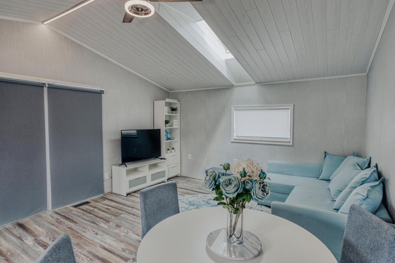 Modern & Cozy Stand-Alone Apartment - Perfect Stay ペインティド・ポスト エクステリア 写真